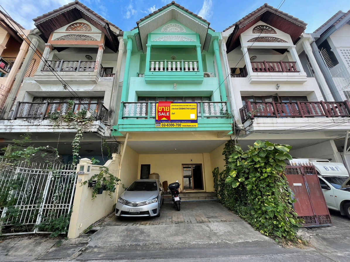 Three-story townhouse on Soi Phatthanakan 30.