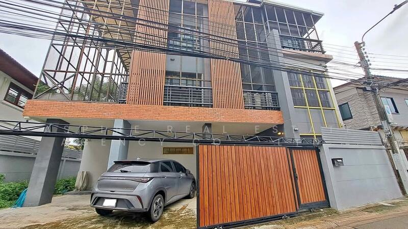 บ้านเดี่ยว 3 ชั้น ใกล้ BTS ทองหล่อ 3 นาที, Bangkok