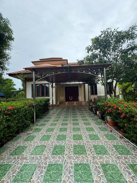 Waterfront Home on Damnoen Saduak Canal, Ratchaburi