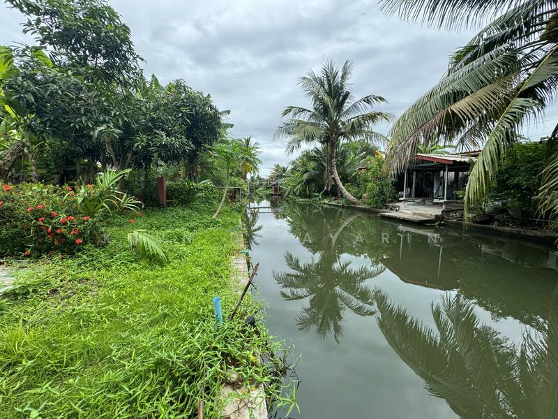 Waterfront Home on Damnoen Saduak Canal, Ratchaburi