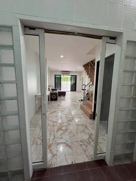 Two-story townhouse, Soi Ramintra 40 (Intersection 8), Bangkok