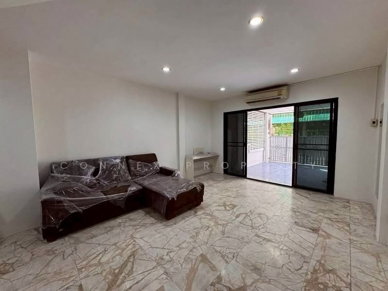 Two-story townhouse, Soi Ramintra 40 (Intersection 8), Bangkok