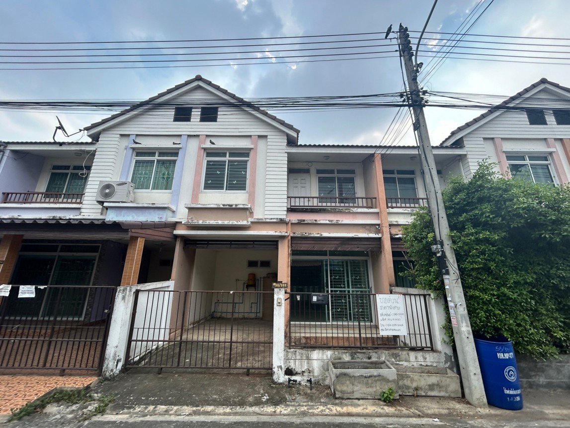 Townhouse in Dannanant Village, Klong Luang, Pathum Thani