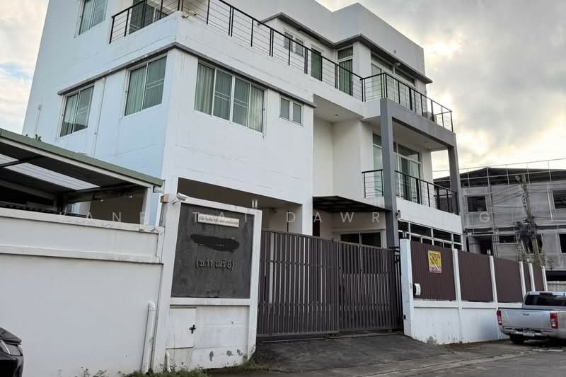 Single house at Seri Rama 9, Bangkok