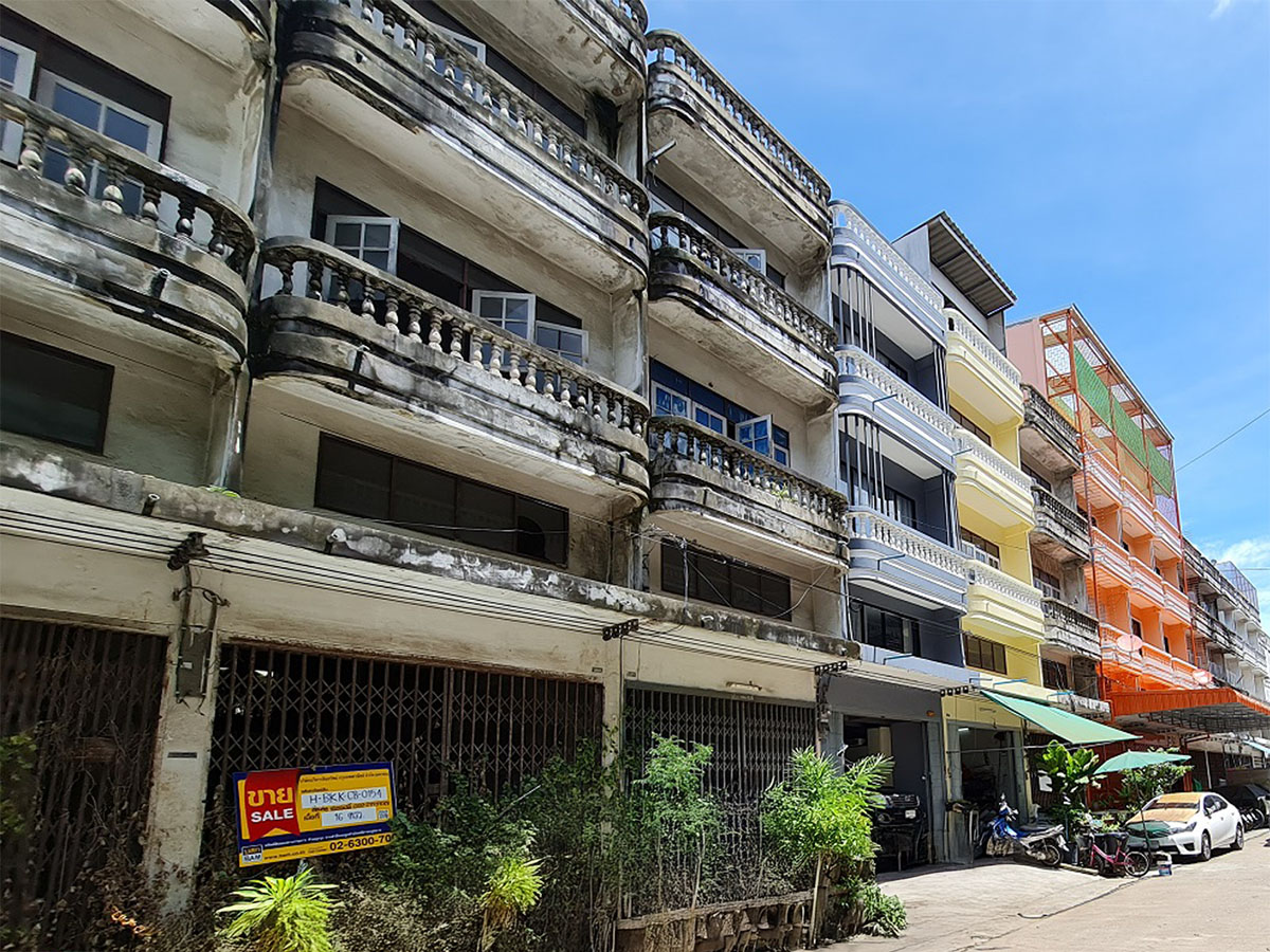 Commercial Townhouse in Nong Kham