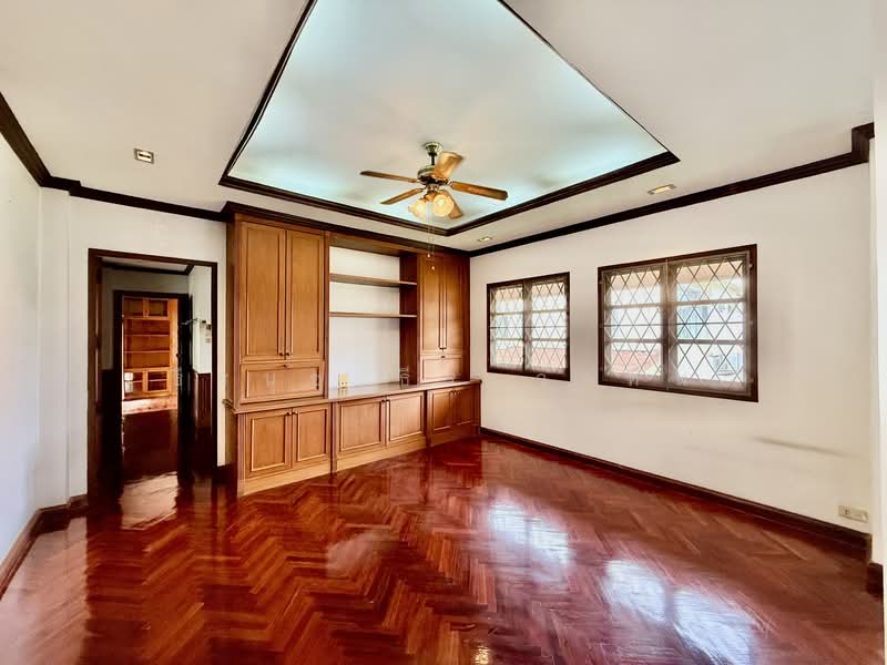 Kritsada Nakron 18, Bangkok