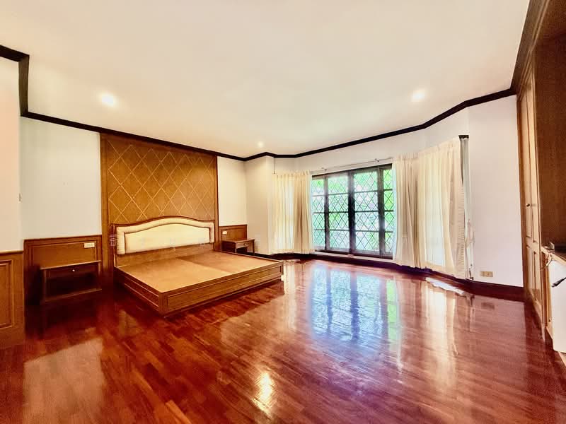 Kritsada Nakron 18, Bangkok
