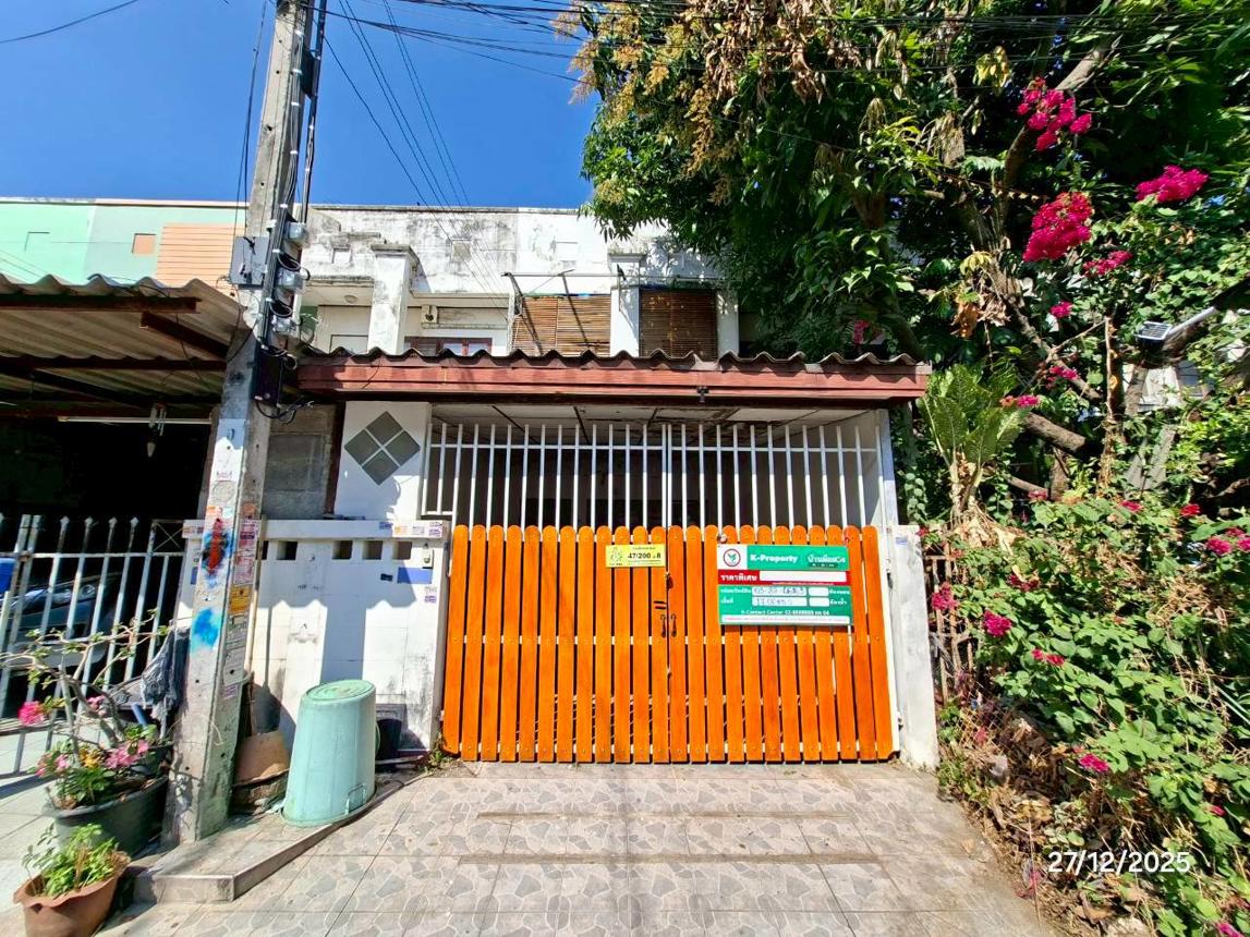 Townhouse with Tree Shade, Bang Bua Thong, Nonthaburi