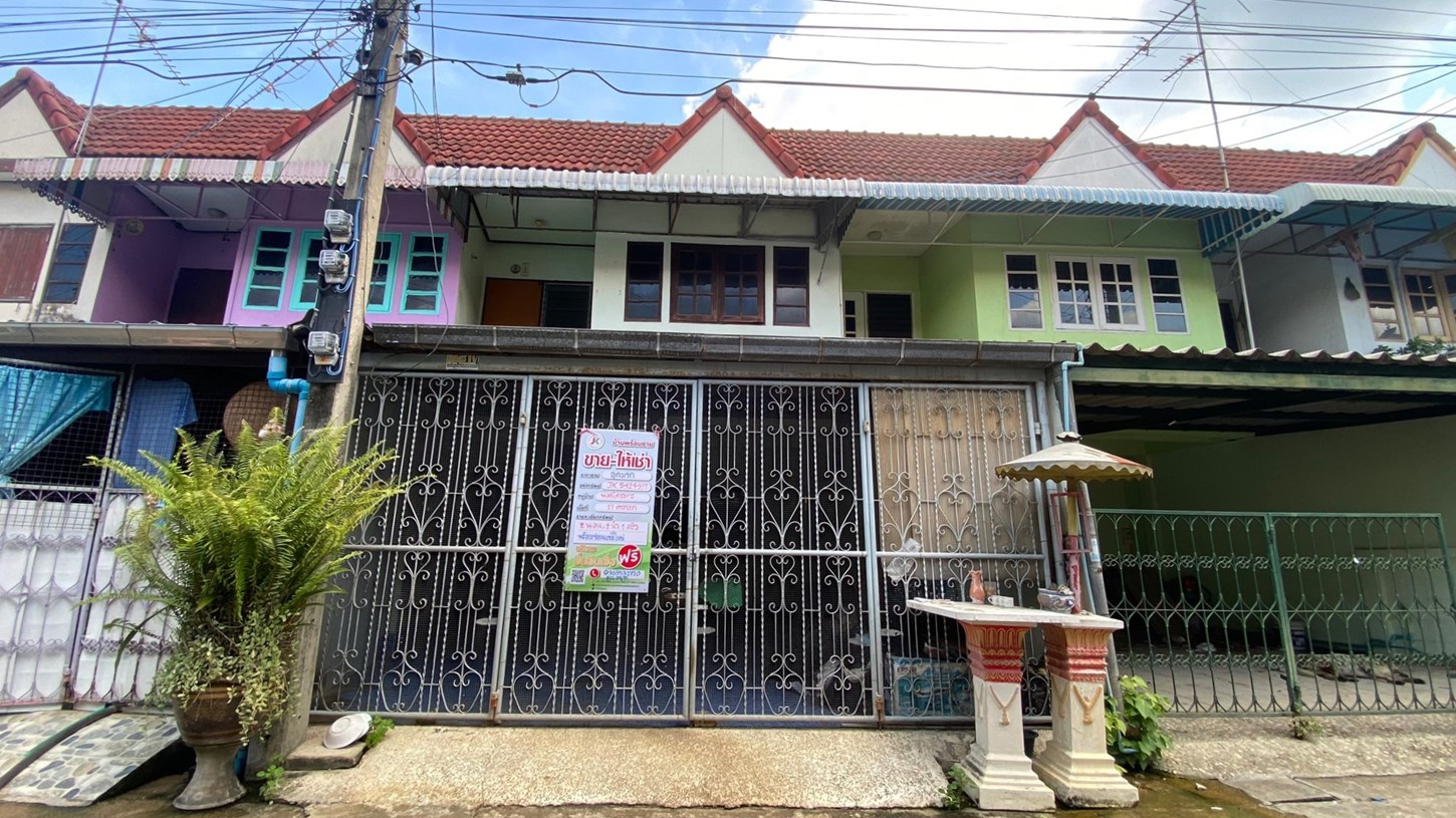 Townhouse located outside Nakhon Pathom Project (Phra Pathommachedi) in Nakhon Pathom City, Nakhon Pathom Province.