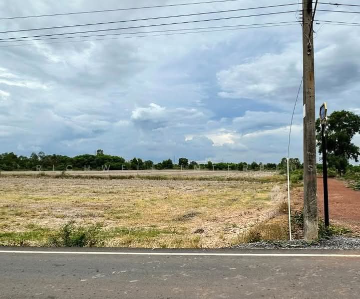 13 rai of land for sale in Muang Mai, adjacent to a paved road, 1.7 km from Highway 3378,, Chachoengsao