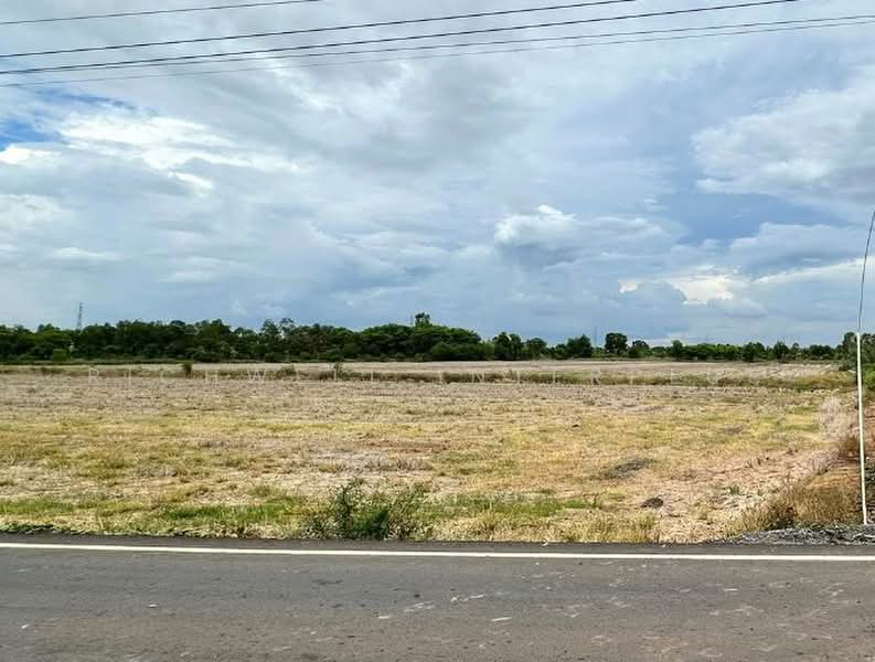 13 rai of land for sale in Muang Mai, adjacent to a paved road, 1.7 km from Highway 3378,, Chachoengsao