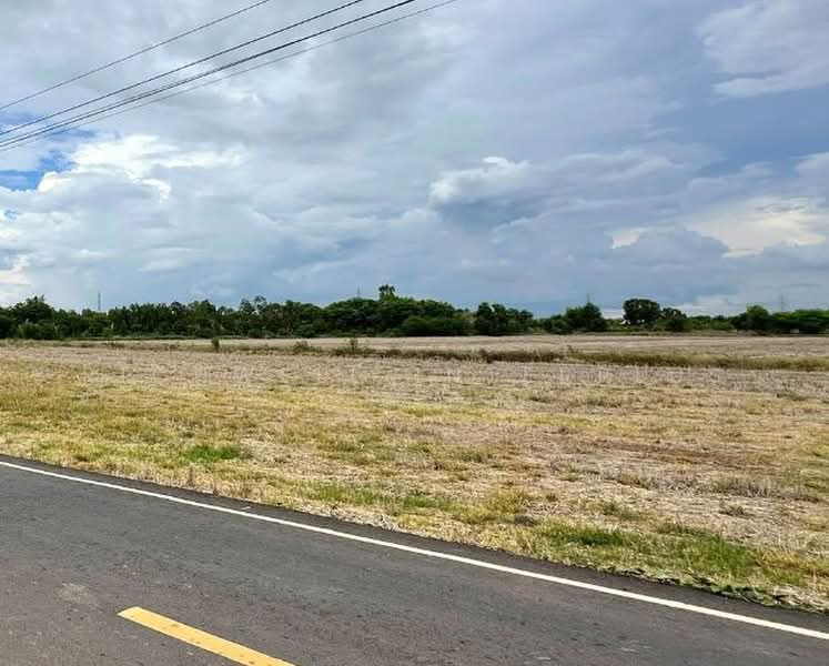 13 rai of land for sale in Muang Mai, adjacent to a paved road, 1.7 km from Highway 3378,, Chachoengsao