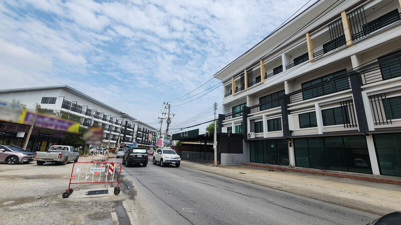 ทาวน์โฮม 3 ชั้นครึ่ง ถนนลำลูกกาคลอง3 ใกล้โรงพยาบาลสินแพทย์, Pathum Thani