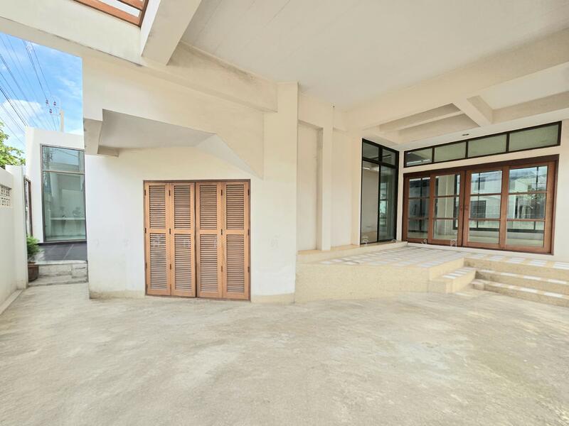Krisdanakorn Chaengwattana Newly built single house Loft style, 3 floors, 300 sqm., 6 bed 4 bath, Nonthaburi