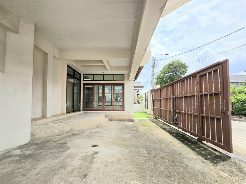 Krisdanakorn Chaengwattana Newly built single house Loft style, 3 floors, 300 sqm., 6 bed 4 bath, Nonthaburi