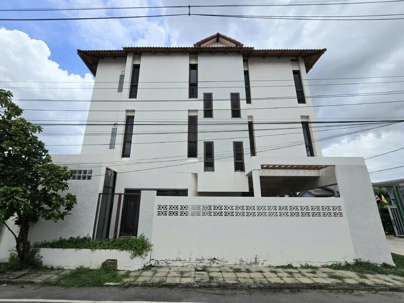 Krisdanakorn Chaengwattana Newly built single house Loft style, 3 floors, 300 sqm., 6 bed 4 bath, Nonthaburi