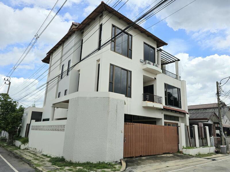 Krisdanakorn Chaengwattana Newly built single house Loft style, 3 floors, 300 sqm., 6 bed 4 bath, Nonthaburi