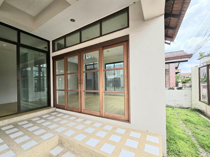 Krisdanakorn Chaengwattana Newly built single house Loft style, 3 floors, 300 sqm., 6 bed 4 bath, Nonthaburi