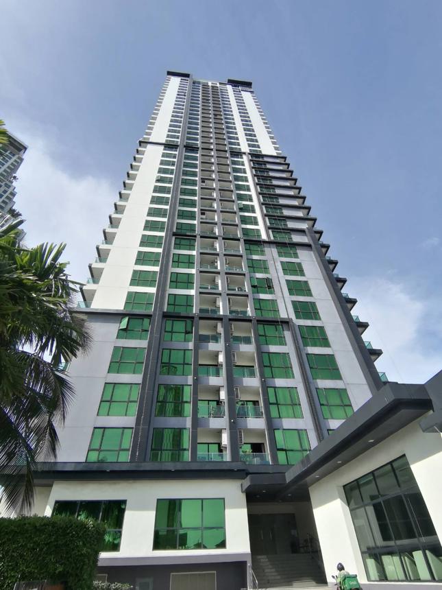 Dusit Grand Condo, Bang Lamung, Chonburi offers a stunning view overlooking the sea.