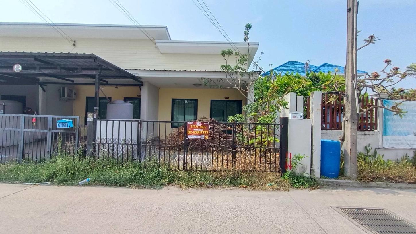 Townhouse for sale in Chonburi, Chonburi Province, Thailand.