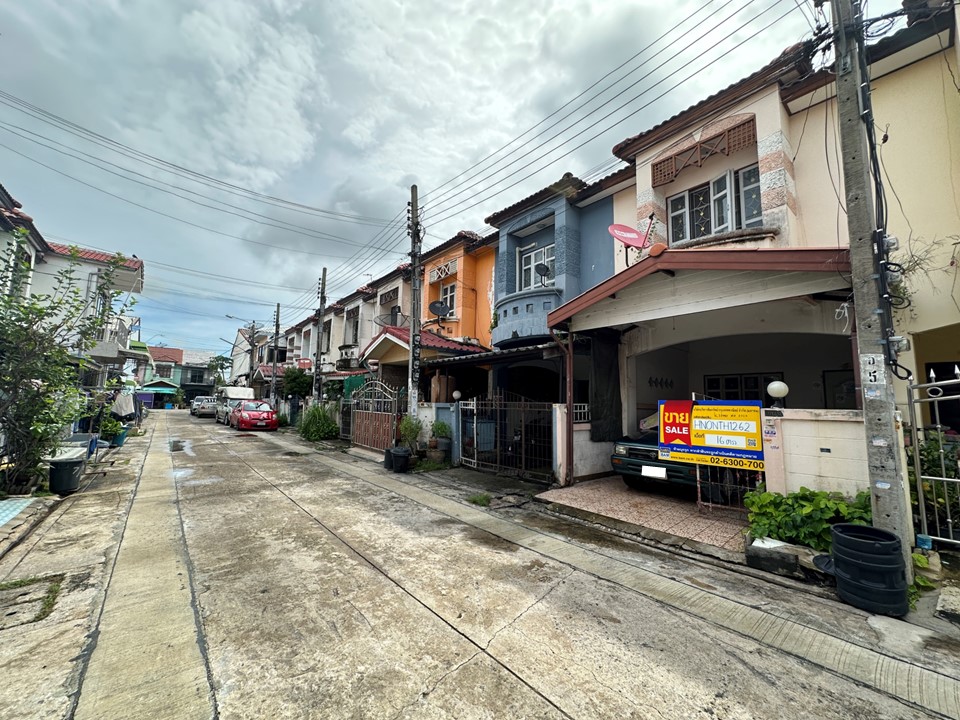 ทาวน์เอ้าส์ 2 ชั้น โครงการปิยวรารมย์ ไทรน้อย นนทบุรี