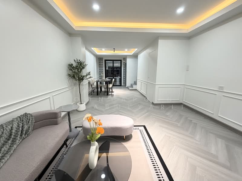 ทาวน์เฮ้าส์ : หมู่บ้านเลิศอุบล โชคชัย 4, Bangkok