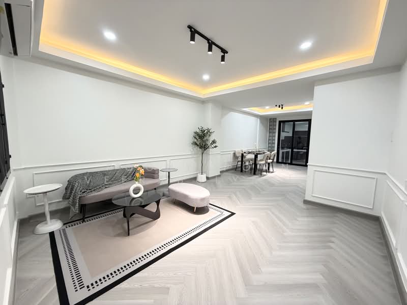 ทาวน์เฮ้าส์ : หมู่บ้านเลิศอุบล โชคชัย 4, Bangkok