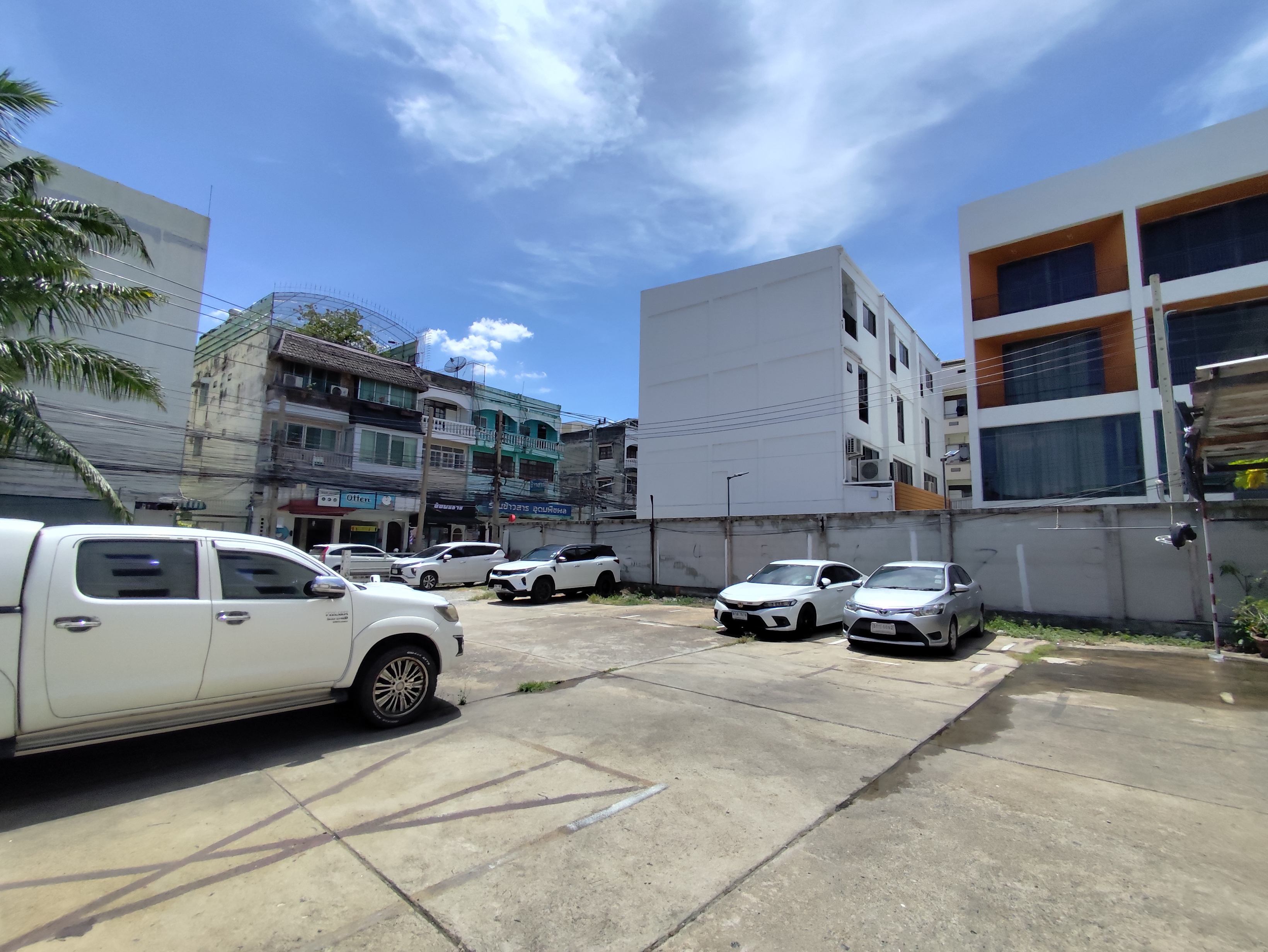 อาคารสำนักงาน 4 ชั้น พร้อมที่จอดรถ ทำเลศักยภาพ