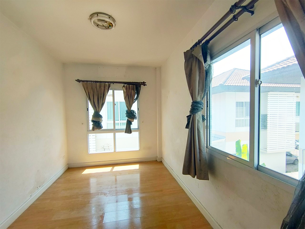 Detached house in Narahom Project, Pravet.