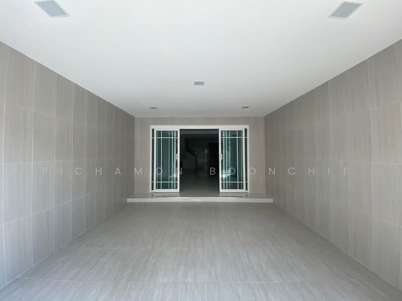 3-BR Townhouse, Bangkok