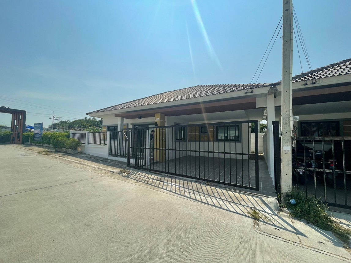 Townhouse in The Panoe Town, Map Ta Phut, Pattaya Development, Rayong Province