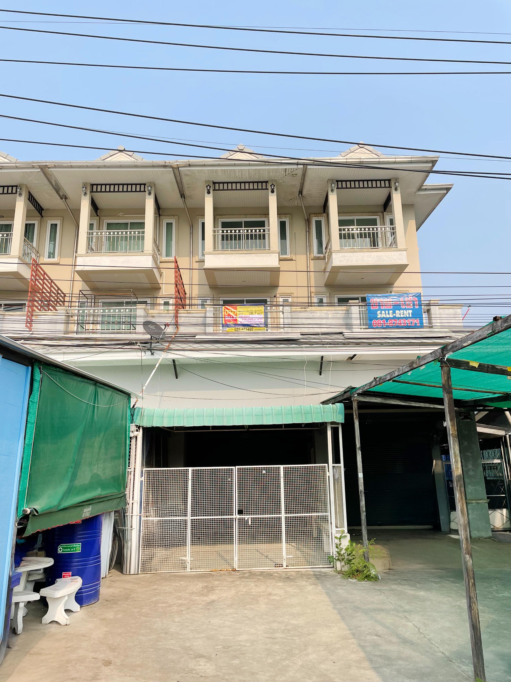Commercial Townhouse in Hua Hin
Located in the heart of Hua Hin, this commercial townhouse offers a unique opportunity to own a piece of this popular tourist destination. With its prime location, this property is perfect for businesses looking to tap into the growing demand for services and amenities in the area.
The townhouse features a spacious layout with multiple rooms, including a large living area, a fully equipped kitchen, and several bedrooms. The interior design is modern and sleek, with high ceilings and large windows that allow for plenty of natural light.
The exterior of the property is just as impressive, with a stylish façade and a private parking