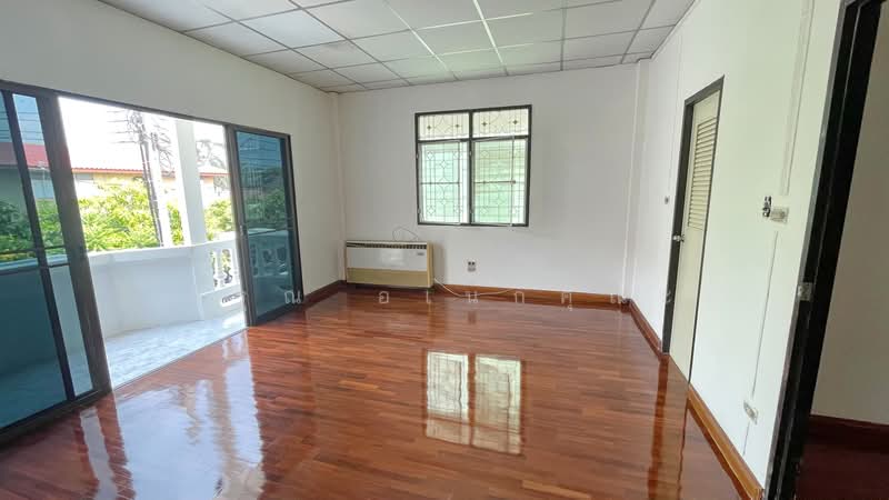 Bann Imumporn Pinklao-Thawee Watthana, Bangkok