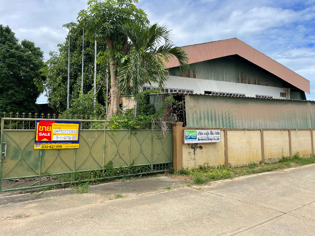 บ้านที่อยู่ในไร่ขนาดใหญ่ในบ้านลาด