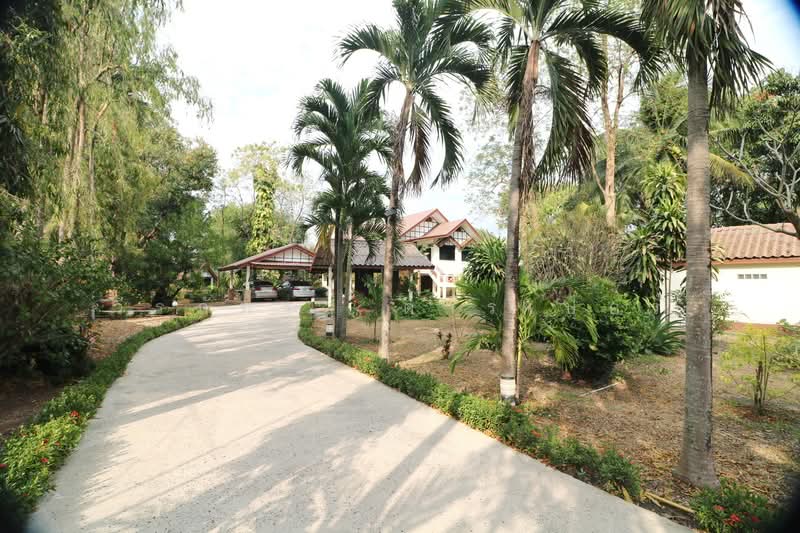 Thai Teak Home for Sale. 4 BRM 5 BTH, 3,932 sq mt Udon Thani, Udon Thani