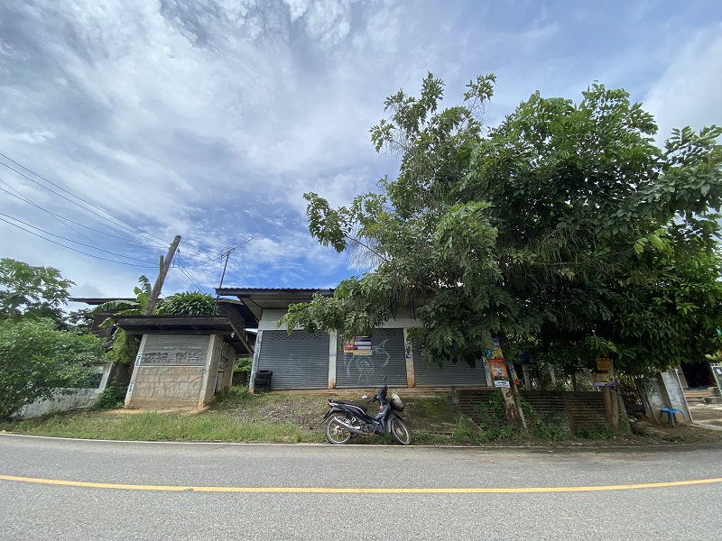 Single-Family House in Lamphun
This single-family house for sale is located in a quiet area of Lamphun, a city in northern Thailand known for its rich history and cultural heritage. The house features 3 spacious bedrooms, 2 modern bathrooms, and a large living area perfect for relaxation. The interior design is a blend of traditional and modern styles, creating a cozy and inviting atmosphere. The house is surrounded by lush greenery and has a private garden, providing a peaceful retreat from the hustle and bustle of city life.