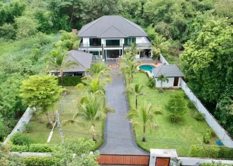 Pool villa house for sale spacious and luxury house , 19 mb. near maejo university 1 km, Chiang Mai