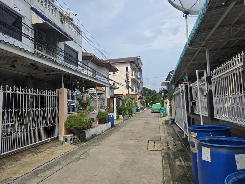 ที่ดินพร้อมสิ่งปลูกสร้างในซอยอุดมสุข26 บางนา, Bangkok