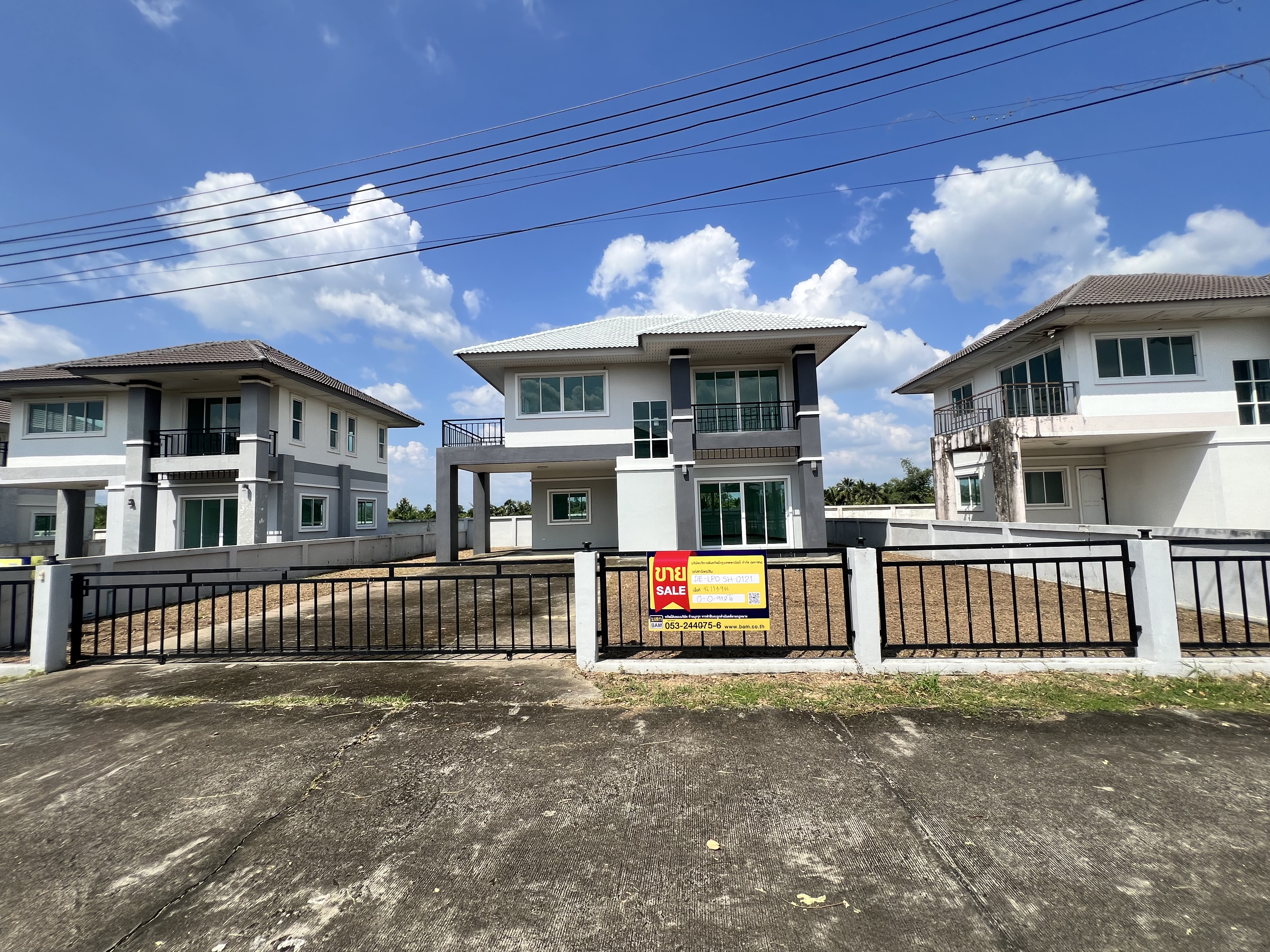 บ้านเดี่ยว โครงการ ลำพูน ฟลอริช
มีทั้งหมด 2 ห้องนอน 2 ห้องน้ำ พื้นที่ใช้สอย 120 ตารางเมตร ชั้น 1 พื้นที่ใช้สอย 50 ตารางเมตร ชั้น 2 พื้นที่ใช้สอย 70 ตารางเมตร
มี 2 คันชุด มี 2 ห้องครัว มี 2 ห้องน้ำ มี 2 ห้องนอน มี 2 ห้องรับแขก มี 2 ห้องทำงาน ม