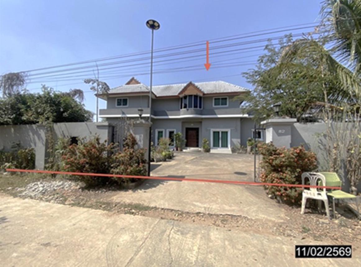 Single-family house with white walls, located in a quiet area.