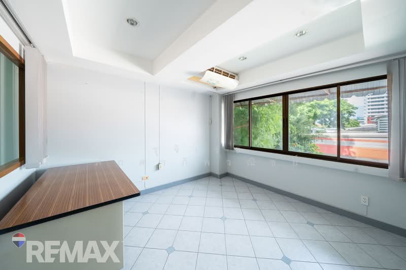 Royal Park Condominium, Bangkok