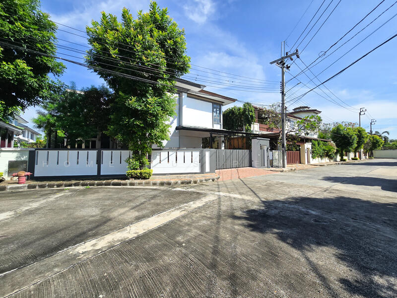 บ้านเดี่ยวหมู่บ้านโกลเด้นล้านนา ซอยรามคำแหง92 (รีโนเวทใหม่), Bangkok