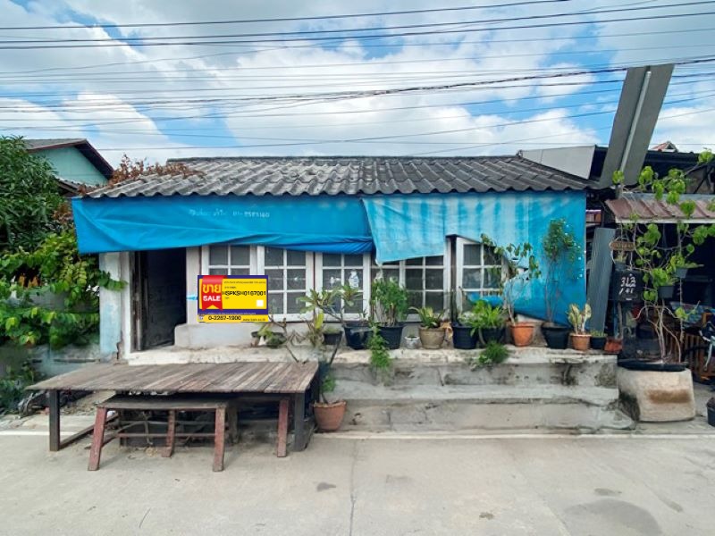 Single-detached house located on a twin-home development in Prasamutjad Temple area.