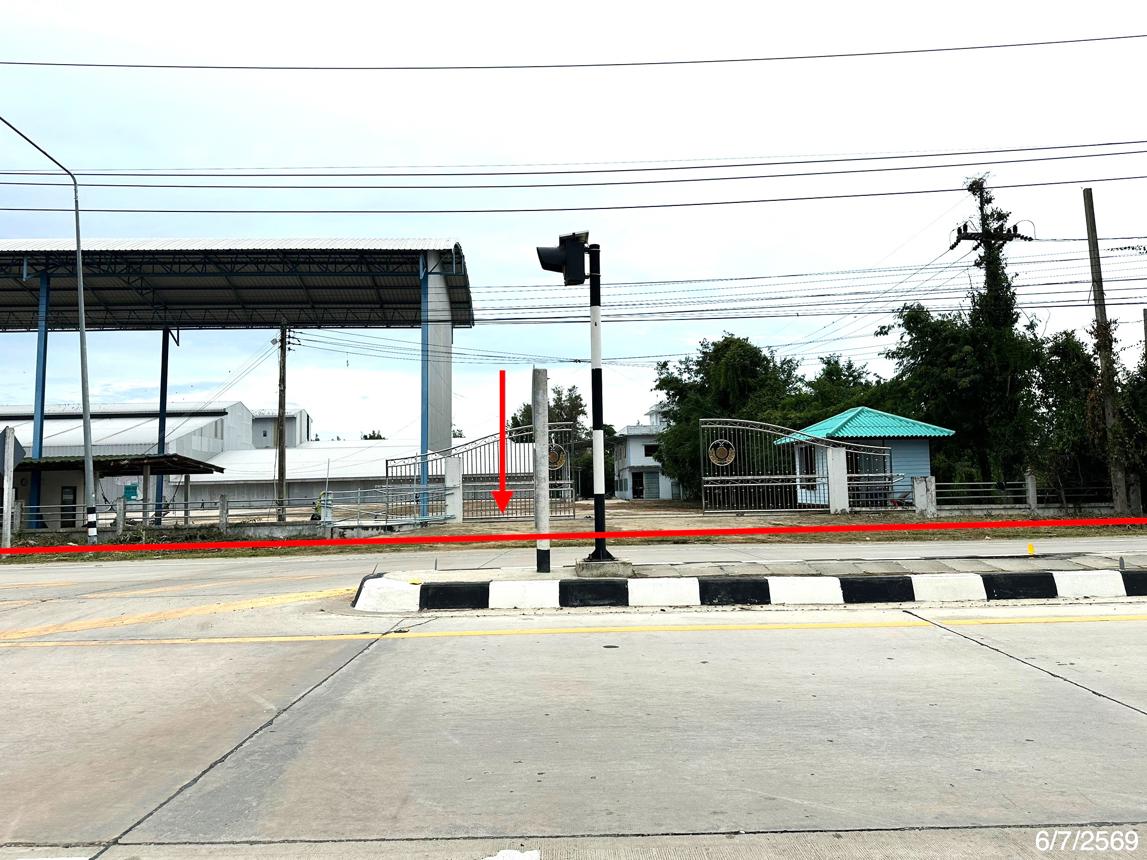 Warehouse by the Sea, Phichit