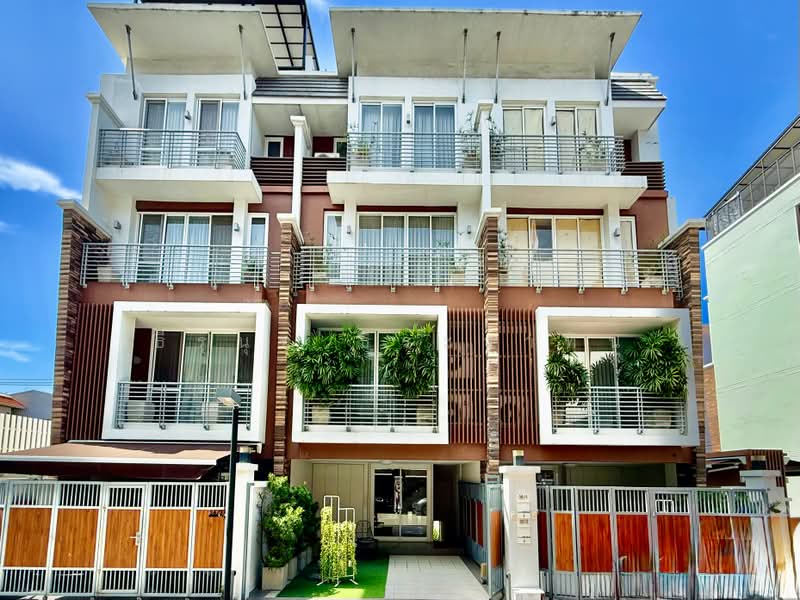 4.5-Story Luxury Townhome at Luxx Ville Sathupradit 12 (Plot A2 - Fully Furnished Show Unit), Bangkok