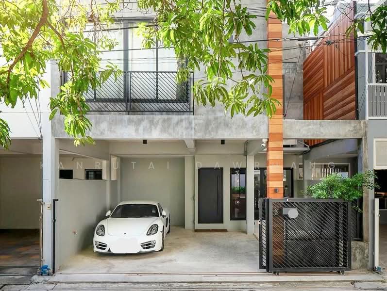 Townhome Sukhumvit 49, Bangkok
