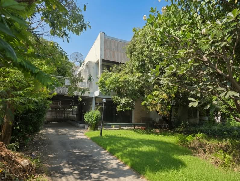 Spacious Land with Large House for Sale in Suan Luang – Prime Corner Lot on Main Road, Bangkok