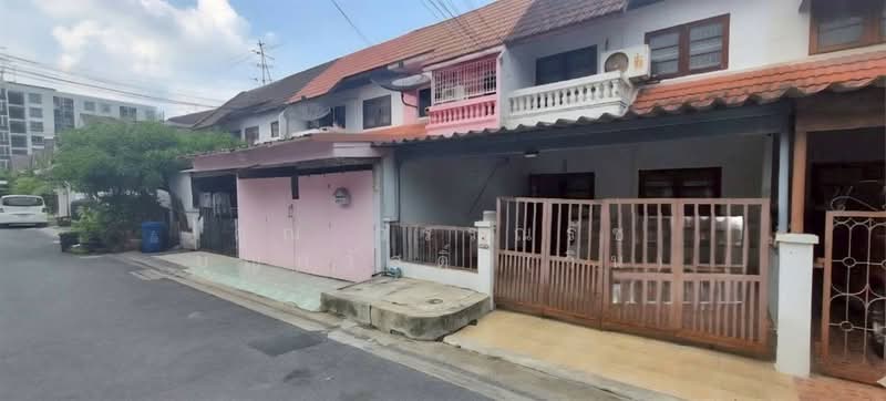 ทาวน์เฮ้าส์ 2 ชั้น 22.1 ตร.ว. หมู่บ้านสราญรมย์ ใกล้ตลาดห้วยขวาง ซอยประชาราษฎร์บำเพ็ญ21, Bangkok