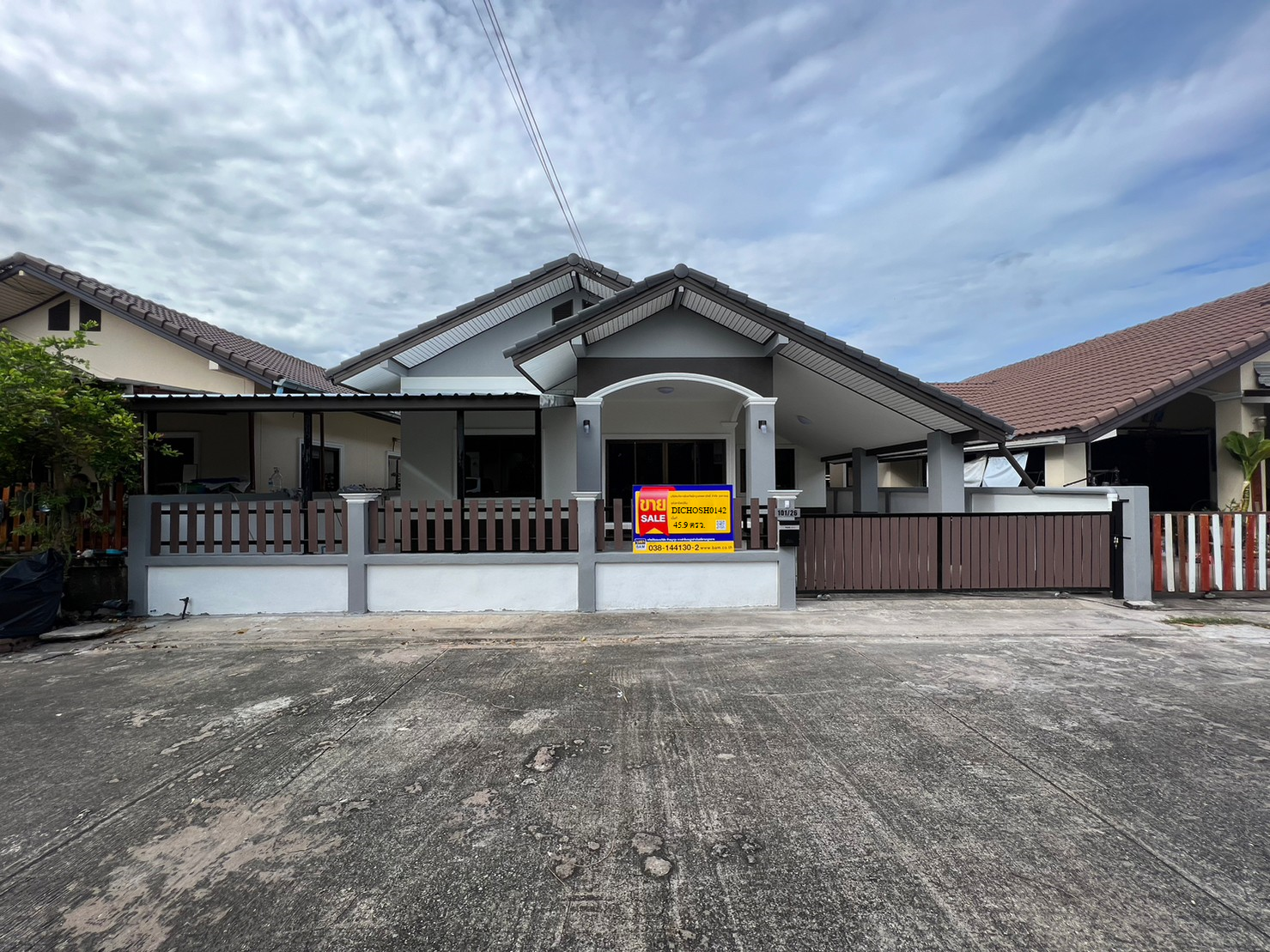 บ้านเดี่ยว โครงการศุภสิริ ศรีราชา : ปรับปรุงใหม่ มีทั้งหมด 3 ห้องนอน 3 ห้องน้ำ พื้นที่ใช้สอย 180 ตารางเมตร มีจอดรถ 2 คัน และมีพื้นที่สวน 150 ตารางเมตร