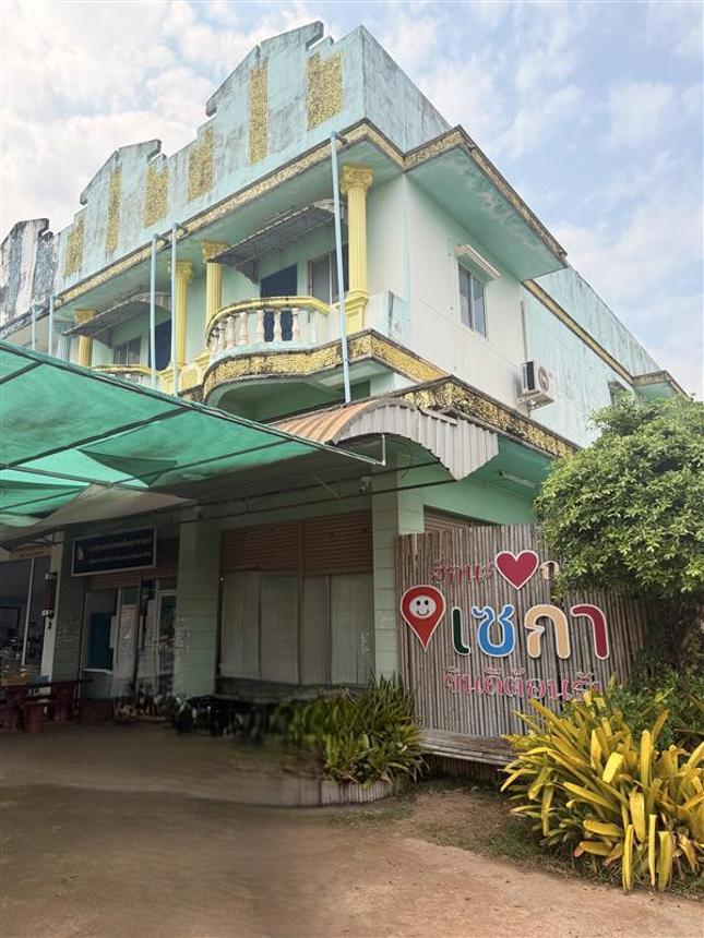 Commercial House Seka Nongkhai
ประเภท: อาคารพาณิชย์ 2 ชั้น
ขนาด: 3 ห้องนอน 2 ห้องน้ำ
พื้นที่: 120 ตารางเมตร
สิ่งอำนวยความสะดวก: สระว่ายน้ำ, สวนหย่อม, ที่จอดรถ